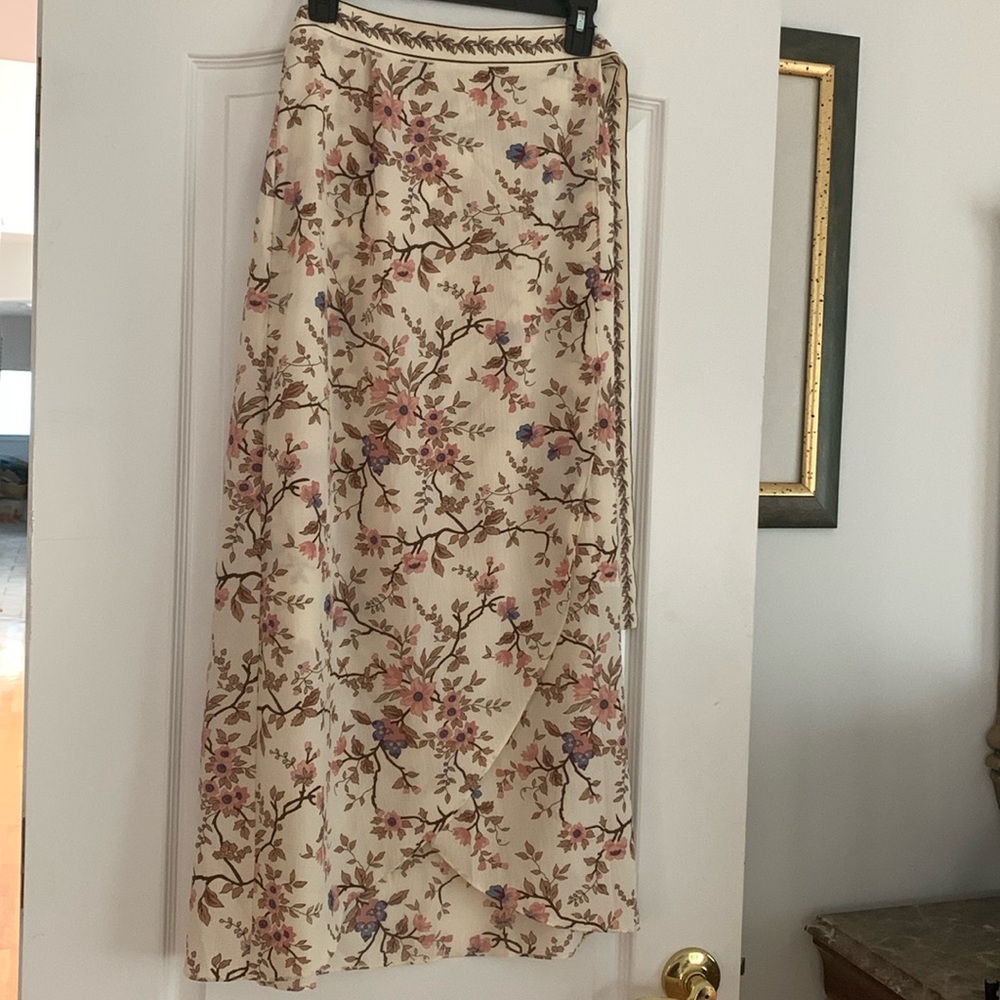 Max Studio faux wrap flower printed midi skirt size 10 ivory cream background